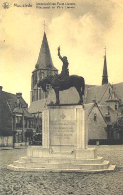 Standbeeld pater Lievens op markt, Moorslede