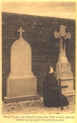 Miriam Topno bidt bij graf Pater Lievens