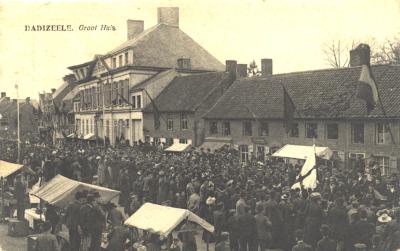 Groot huis tijdens processie, Dadizele, 1902