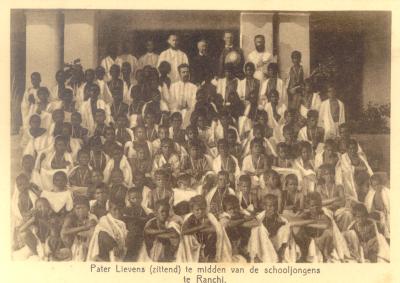 Pater Lievens en schooljongens te Ranchi (India)