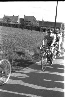 Wielerwedstrijd: renners Stevens en Assez, Izegem 1957