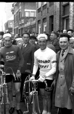 Wielerwedstrijd: Fred De Bruyne poseert, Izegem 1957