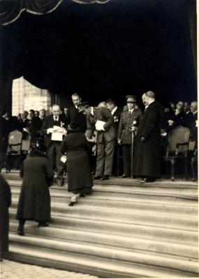 Koning Leopold III overhandigt een oorkonde aan een moeder, 1937