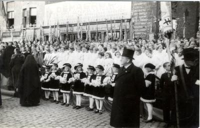Kinderkoor tijdens bezoek koning Leopold III, 1937