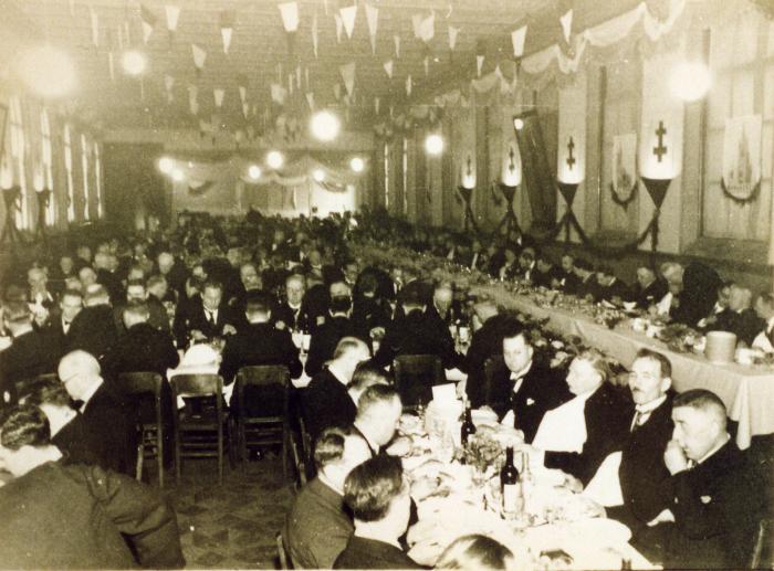 Zilveren ambtsjubileum van Deken De Saegher, Arsenaal Roeselare, 1937