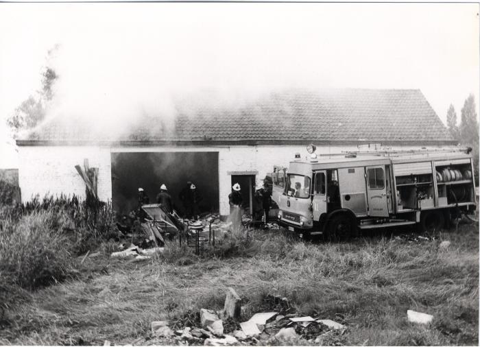 Brandweer bij blussingswerken in scoutslokaal Gryspeerdts Hof, Roeselare 1982