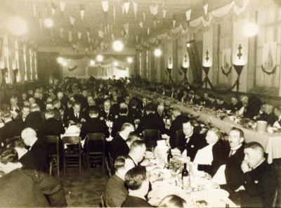 Zilveren ambtsjubileum van Deken De Saegher, Arsenaal Roeselare, 1937