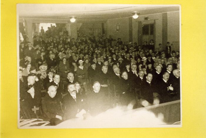 Zilveren ambtsjubileum van Deken De Saegher, Arsenaal Roeselare, 1937