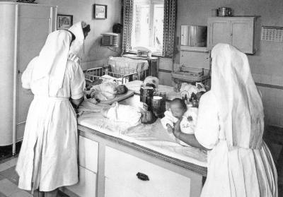 Postkaart zusters verzorgen baby's oud stedelijk ziekenhuis, Roeselare.