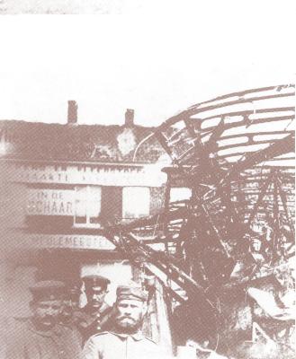Uitgebrand vliegtuig van Roland Garros op de markt van Izegem, 1916