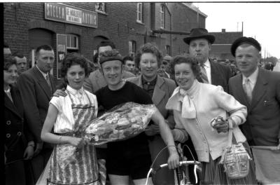 Wielerwedstrijd: J. Heernaert in de bloemen, Ledegem 1957