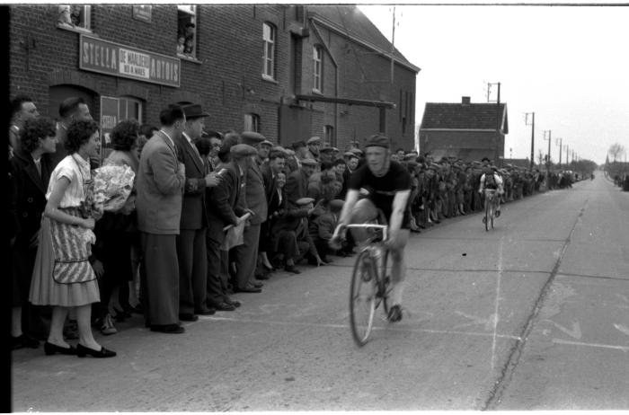 Wielerwedstrijd: spurt in Ledegem, 1957