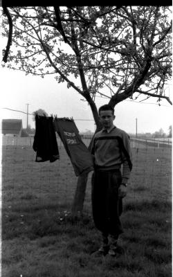 Wielrenner Pol Rosseel poseert met trui, Izegem 1957