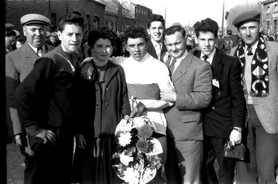 Wielrenner Toulouse krijgt bloemen, Izegem 1957