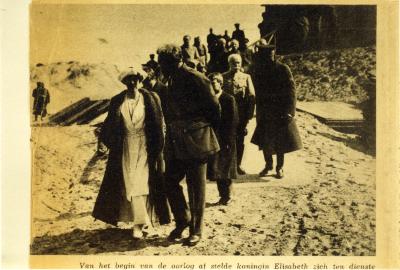 Koningin Elisabeth en koning Albert op het strand van De Panne