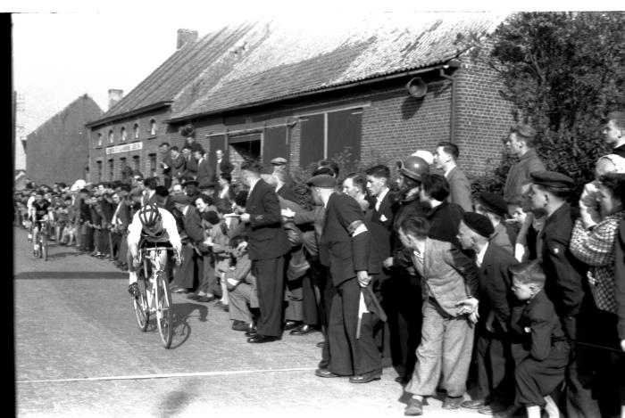 Wielerwedstrijd: spurt met twee, Izegem 1957