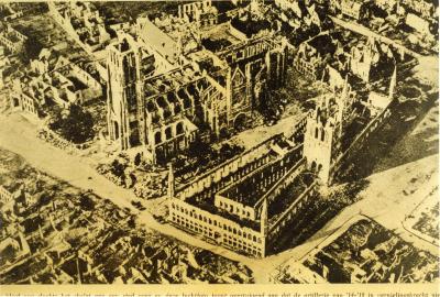 Luchtfoto op de vernielde lakenhalle en Sint-Maartenskathedraal in Ieper