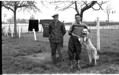 Wielrenner Pol Rosseel poseert in tuin met supporter en met hond, Izegem 1957