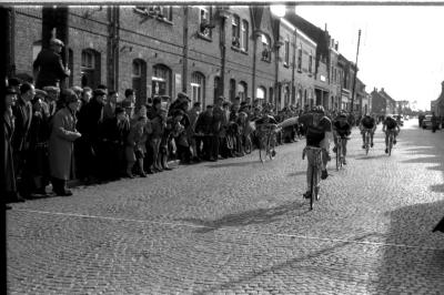 Wielerwedstrijd: Gerard Malfait wint de spurt, Ieper, 1957