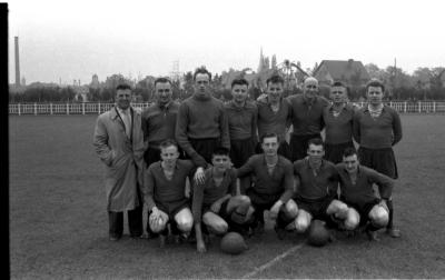 Voetbalploeg FC Izegem met Berlo poseert op het veld, Izegem 1957