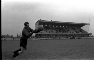 Keeper Misplon in actie tijdens voetbalmatch, Izegem 1957