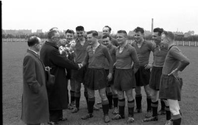 Handdruk van A. Deprez op voetbalveld, Izegem 1957