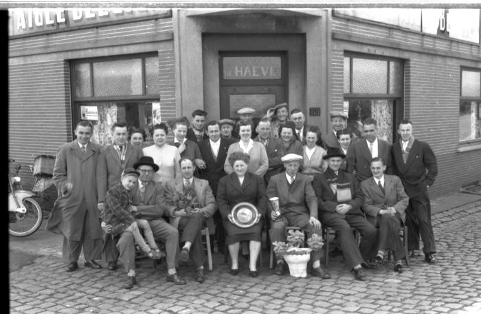 Kampioenviering 'De Sasvissers': groepsfoto, Izegem 1957