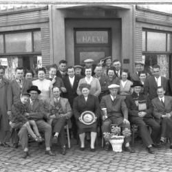 Kampioenviering 'De Sasvissers': groepsfoto, Izegem 1957