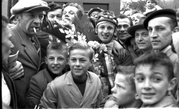 Wielerwedstrijd: Declercq kreeg bloemen, hij wordt omgeven door supporters, Ardooie 1957