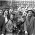 Wielerwedstrijd: Declercq kreeg bloemen, hij wordt omgeven door supporters, Ardooie 1957