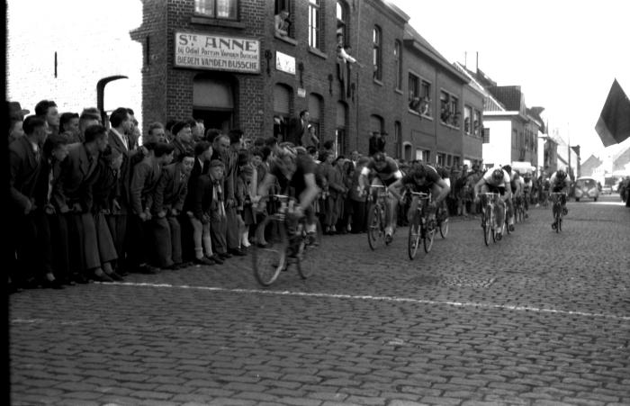 Wielerwedstrijd: spurt van liefhebbers, Ardooie 1957