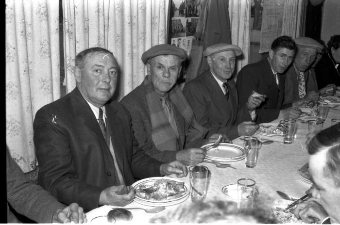 Kampioenenviering Café 'Sport': feesttafel, Izegem 1957