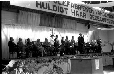 Fotoreportage 'Huldiging van gedecoreerden door firma Vandemoortele': toespraak van gouverneur Van Outryve-d'Ydewalle, Izegem 1957
