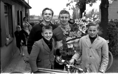 Wielerwedstrijd: Declercq bij verzorger toont bloemen, Ardooie 1957