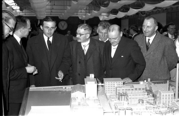 Fotoreportage 'Huldiging van gedecoreerden door firma Vandemoortele': gouverneur bij maquette fabriek Vandemoortele, Izegem 1957