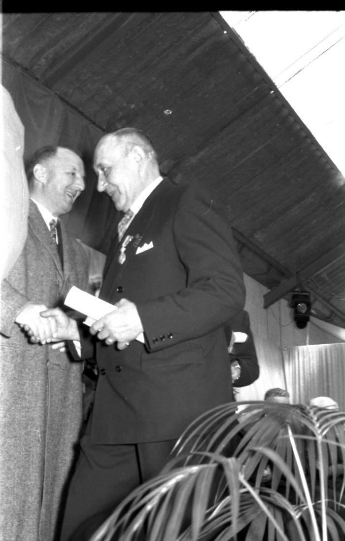 Fotoreportage 'Huldiging van gedecoreerden door firma Vandemoortele': gedecoreerde Lamon, Izegem 1957