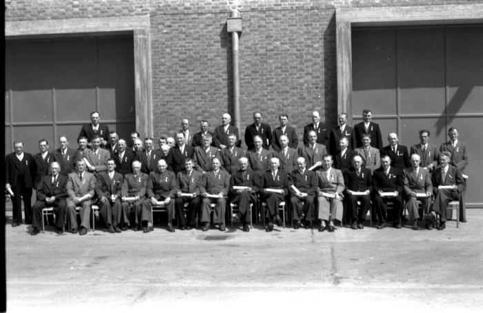 Fotoreportage 'Huldiging van gedecoreerden door firma Vandemoortele': groep gedecoreerden, Izegem 1957
