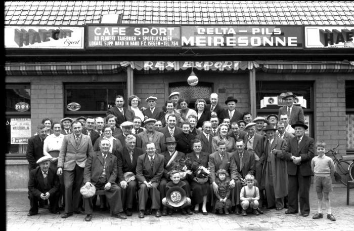 Kampioenenviering Café 'Sport': groepsfoto, Izegem 1957
 