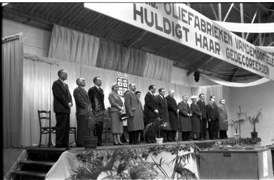 Fotoreportage 'Huldiging van gedecoreerden door firma Vandemoortele': overzicht van podium, Izegem 1957