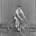 Wielrenner Assez poseert met koersfiets, Izegem 1957