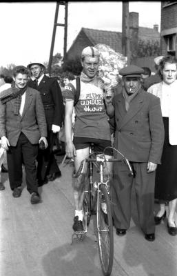 Wielerwedstrijd: Raymond Schore wint en poseert met verzorger, Roeselare 1957