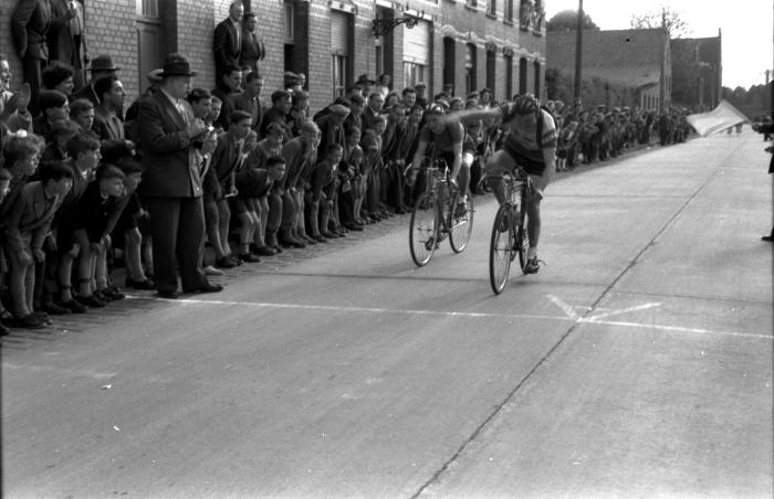 Wielerwedstrijd: Raymond Schore wint spurt, Roeselare 1957