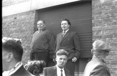 Wielerwedstrijd: Camiel Callewaert en 2 mannen op vensterbank, Roeselare 1957