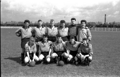 Junioren van voetbalploeg FC Brugge poseert op voetbalveld, Izegem 1957
