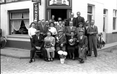 Kampioenviering in café 'Sportwereld', Izegem 1957