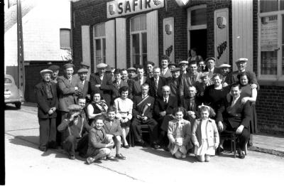 Café 'Het Wielke' : groepsfoto, Izegem 1957