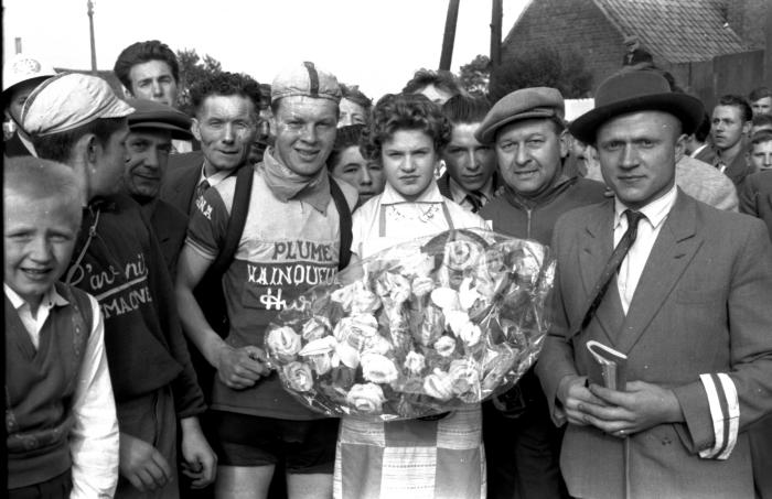 Wielerwedstrijd: Raymond Schore krijgt bloemen, Roeselare 1957