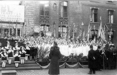 Stadspages en kinderkoor tijdens bezoek koning Leopold III, 1937