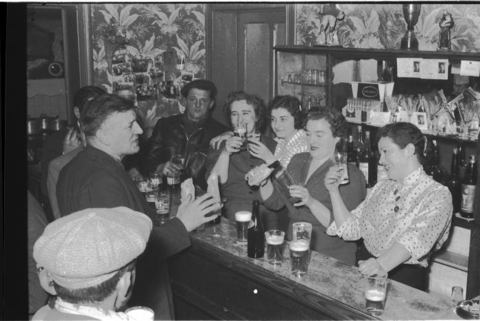 Vier meisjes achter de toog in een café, Izegem 1957