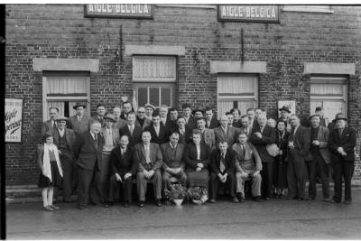 Groepsfoto voor café 'De Vierklaver', Izegem 1957